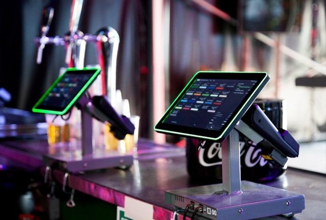 Dotykové displeje se stávají standardem v kancelářích, retailu i restauracích. Prosazují se hlavně ty odolné a snadno propojitelné s dalšími systémy