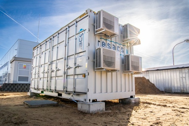 Bateriová úložiště získávají klíčovou roli v logistice, retailu a automotive