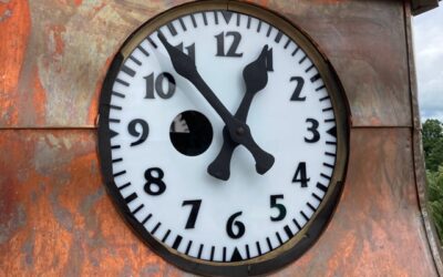 Změna času už nemusí být pro správce věžních hodin strašákem. Díky automatizaci se přenastaví samy