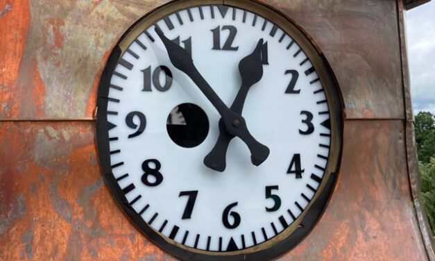 Změna času už nemusí být pro správce věžních hodin strašákem. Díky automatizaci se přenastaví samy