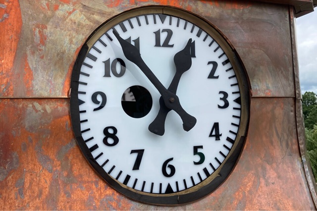 Změna času už nemusí být pro správce věžních hodin strašákem. Díky automatizaci se přenastaví samy