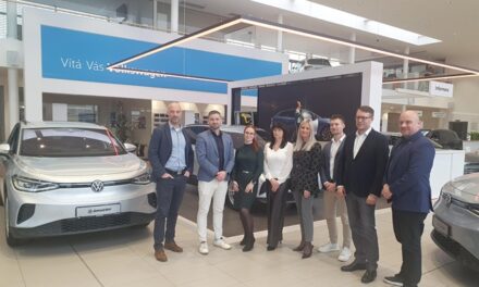 V autoparku ČEZ už je téměř 600 bezemisních vozů. Nových 27 elektroaut bylo nyní předáno v Plzni