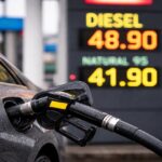 Vláda zasáhla do cen pohonných hmot. Proč nafta zdražila o 6 až 8 Kč více než benzin a co to znamená pro řidiče