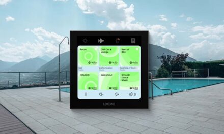 Chytré budovy potřebují víc než mobilní aplikaci. LOXONE přichází s vlastními displeji