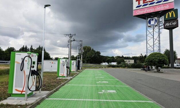 Výhodou je, že elektromobil může fungovat obousměrně a stát se v případě potřeby sám velkou baterií