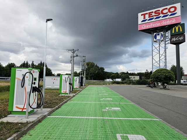 Výhodou je, že elektromobil může fungovat obousměrně a stát se v případě potřeby sám velkou baterií