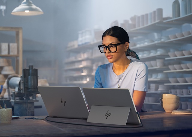 Novinka HP: Druhá obrazovka, která se vejde do batohu. Monitor HP 514pn je užitečný pomocník pro práci odkudkoliv