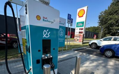 Schneider Electric dodává ultrarychlé nabíječky pro síť Shell Recharge. Většinu baterie doplní za 15 minut