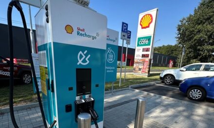 Schneider Electric dodává ultrarychlé nabíječky pro síť Shell Recharge. Většinu baterie doplní za 15 minut