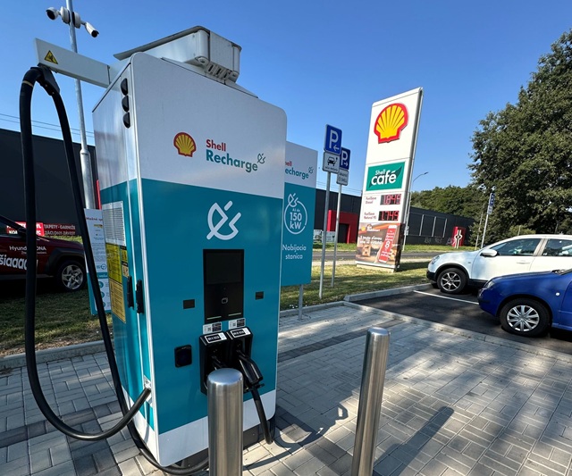 Schneider Electric dodává ultrarychlé nabíječky pro síť Shell Recharge. Většinu baterie doplní za 15 minut