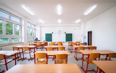 Hostivice modernizovala základní školu. Stovky nových světel sníží náklady o 60 %