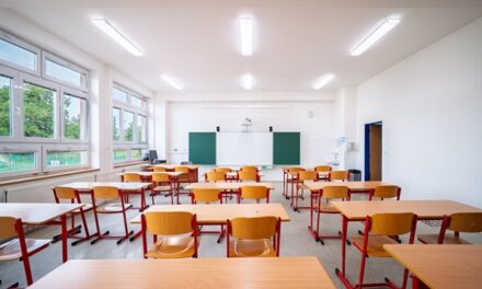 Hostivice modernizovala základní školu. Stovky nových světel sníží náklady o 60 %