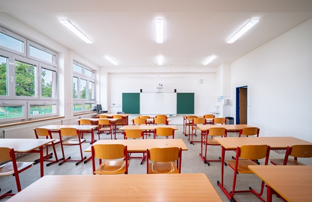 Hostivice modernizovala základní školu. Stovky nových světel sníží náklady o 60 %