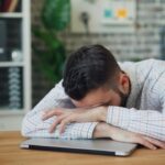 AI lidem práci neusnadňuje. Firmy začínají řešit nový typ psychického vyčerpání