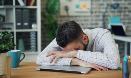 AI lidem práci neusnadňuje. Firmy začínají řešit nový typ psychického vyčerpání