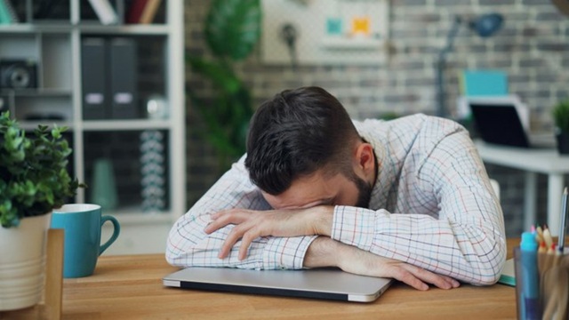 AI lidem práci neusnadňuje. Firmy začínají řešit nový typ psychického vyčerpání